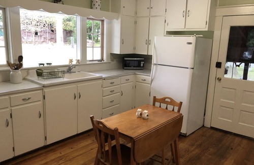 Lakemont House | Charming farmhouse on a quiet road near Seneca Lake, Glenora & Watkins Glen ❤️
