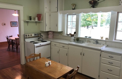 Lakemont House | Charming farmhouse on a quiet road near Seneca Lake, Glenora & Watkins Glen ❤️