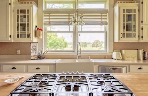 Crockett House | Charming Farmhouse on 11 acres