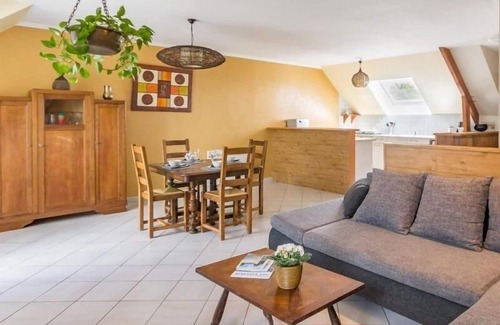 Mesquer Cottage | Charming Farmhouse Retreat: Nature, Proximity to Beaches, Modern Comforts & EV Charging