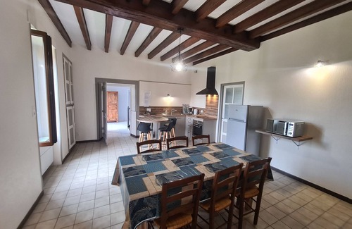 Cluis Cottage | Charming Farmhouse Retreat with Enclosed Garden, A/C, and Farm Tours in Berry