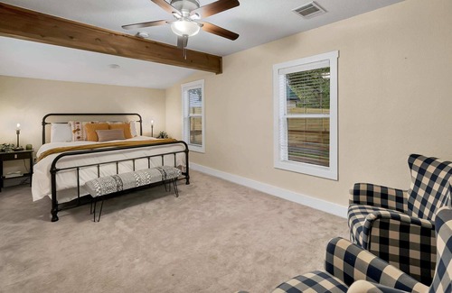 Waco House | Charming Farmhouse: Unplug, Unwind, Explore Waco