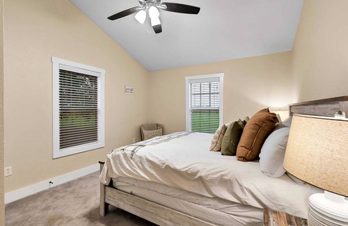 Waco House | Charming Farmhouse: Unplug, Unwind, Explore Waco