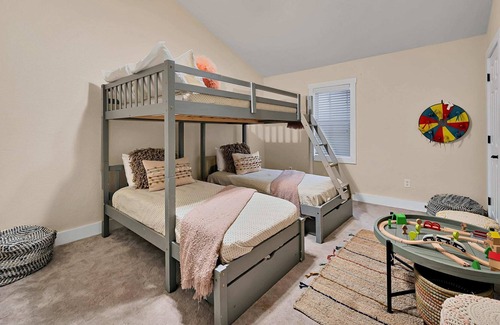 Waco House | Charming Farmhouse: Unplug, Unwind, Explore Waco