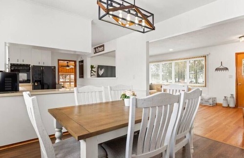 East Palmyra House | Charming Farmhouse Retreat ~ King Suite