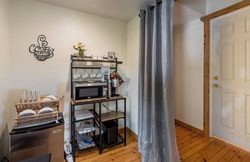 Alexandria Township Other | Charming farmhouse with 4 bedrooms and WiFi, AC in delightful Alexandria