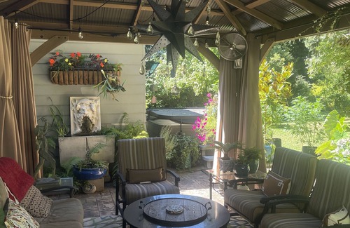 Jennings Lodge House | Charming Farmhouse With Hot Tub, Wrap-Around Front Porch & Tons of PNW charm!