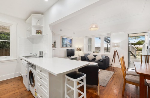 Manly Apartment | Charming federation apartment close to Manly Beach.