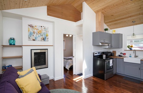 Concordia House | Charming Fireplace! Walk to Alberta Arts SilverStar cottage in NE Portland.