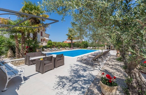 Mali Maj Apartment | Charming flat just 800 metres from the beach with pool, barbecue area, washing machine