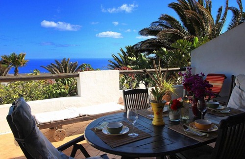 La Asomada Apartment | Charming flat with communal pool, terrace