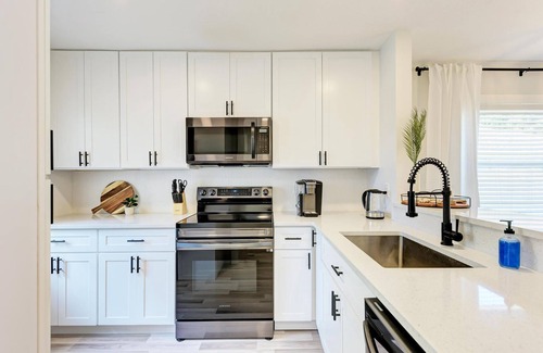 Bay Acres House | Charming Florida Beach Home w King Bed Patio