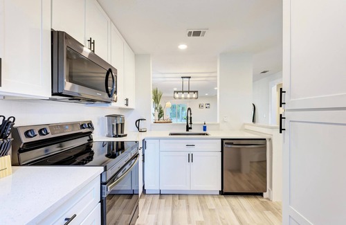 Bay Acres House | Charming Florida Beach Home w King Bed Patio