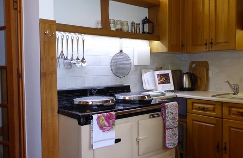 Saint Kew Cottage | Charming former coach house in an idyllic woodland garden, 300m from St Kew Inn.