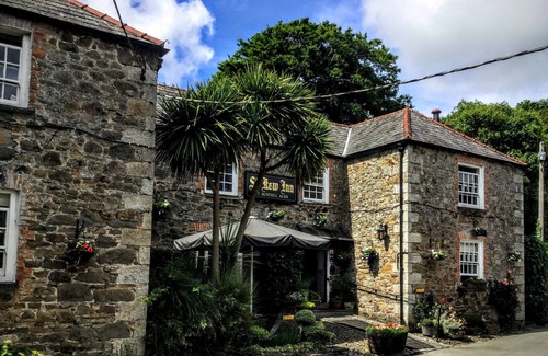 Saint Kew Cottage | Charming former coach house in an idyllic woodland garden, 300m from St Kew Inn.