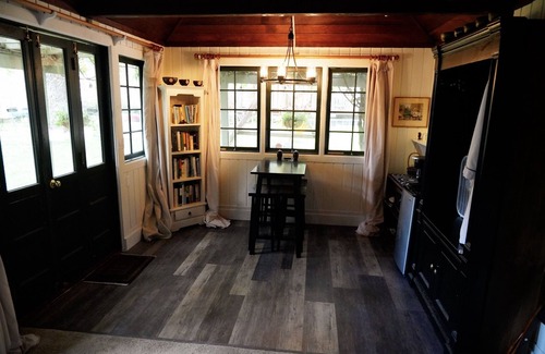 Moscow Cottage | Charming Fort Russell Carriage House - 5 blocks from downtown