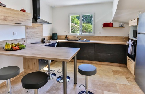 Saint-Etienne-du-Gres House | Charming new air-conditioned villa just 10 minutes from Les Baux de Provnce, a sure-fire favourite!