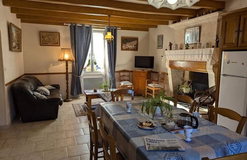 Saint-Genis-d'Hiersac Cottage | Charming Riverside Cottage with Garden, WiFi, and Outdoor Activities in Saint-Genis-Hiersac