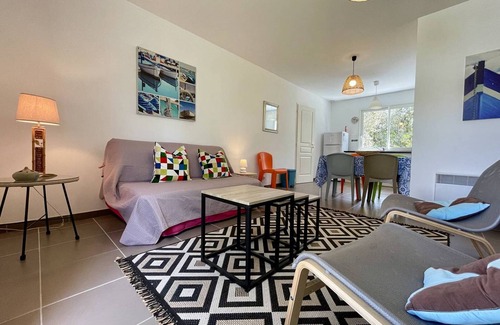 Domino House | Charming 2-Bedroom House Near Domino Beach with Garden, Parking, and Free WiFi
