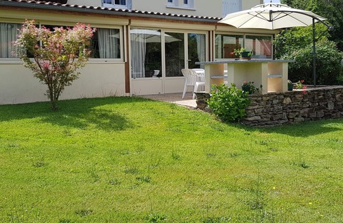 Saint-Jory-de-Chalais Cottage | Charming Cottage in Périgord Limousin: WiFi, AC, Large Garden, EV Charger
