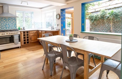 Frome House | Charming Frome Retreat with 4 Bedrooms