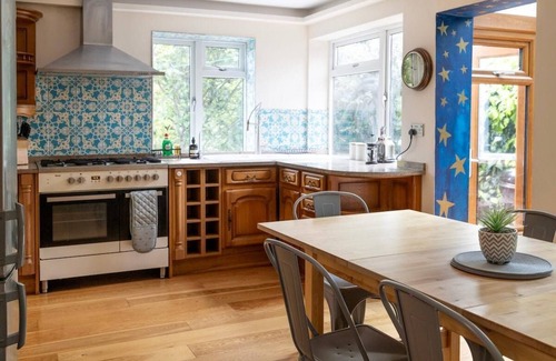 Frome House | Charming Frome Retreat with 4 Bedrooms