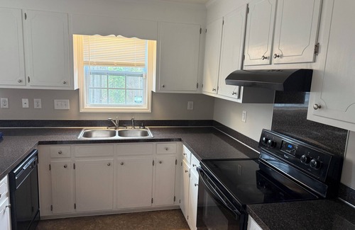 Greenville House | Charming fully furnished 3-bedroom townhome in Greenville