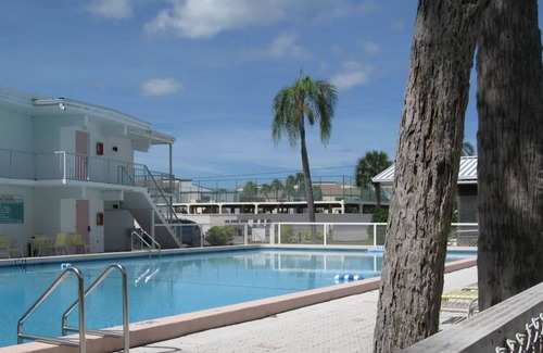 Golden Beach Condo | Charming fully furnished 1-bedroom condo in beautiful Venice, Florida.