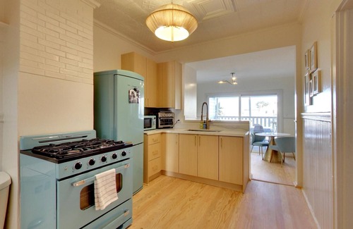 Eureka Valley House | Charming, Fully Updated 1-Bedroom in the Castro with Private Deck & City Views
