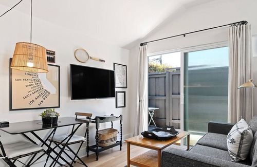 Oak Park Apartment | Charming Furnished Studio, Rents Monthly