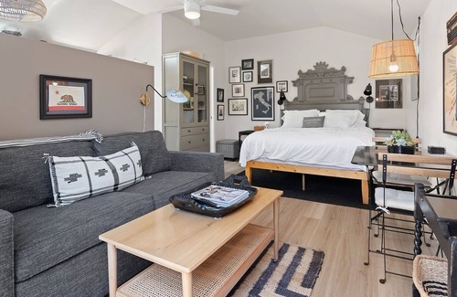 Oak Park Apartment | Charming Furnished Studio, Rents Monthly