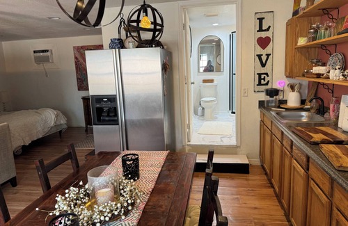 Palatka Cottage | Charming furnished artist country cottage with WiFi and AC in Palatka.