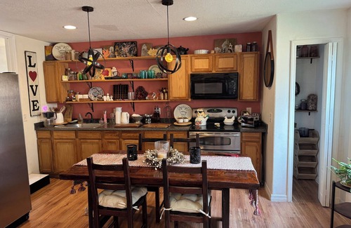 Palatka Cottage | Charming furnished artist country cottage with WiFi and AC in Palatka.