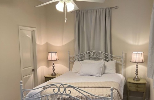 East Riverside Apartment | Charming Garden Apartment in the Heart of Uptown