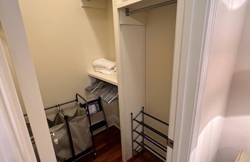 East Riverside Apartment | Charming Garden Apartment in the Heart of Uptown