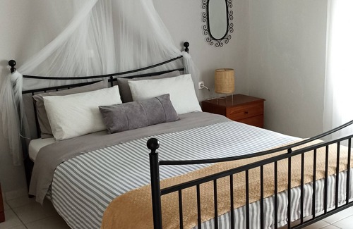 Petaloudes Apartment | Charming Garden Apartment