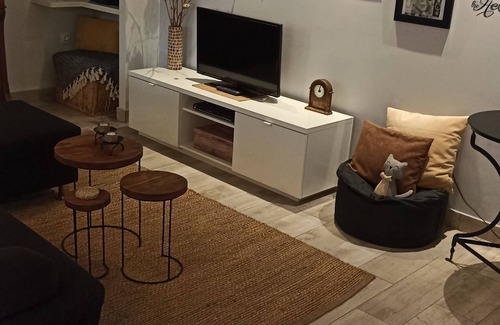 Petaloudes Apartment | Charming Garden Apartment