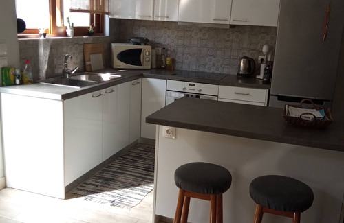 Petaloudes Apartment | Charming Garden Apartment