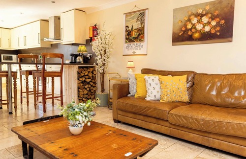 Yalding Cottage | Charming Garden Cottage with Woodland, Tennis & Family Fun