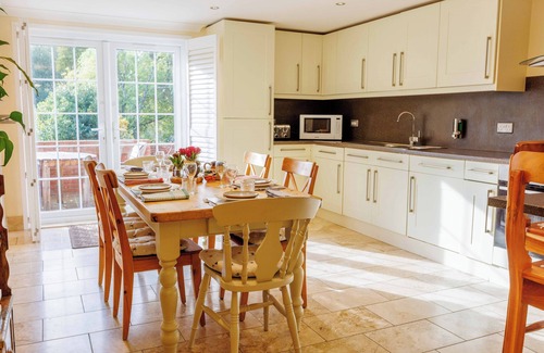Yalding Cottage | Charming Garden Cottage with Woodland, Tennis & Family Fun