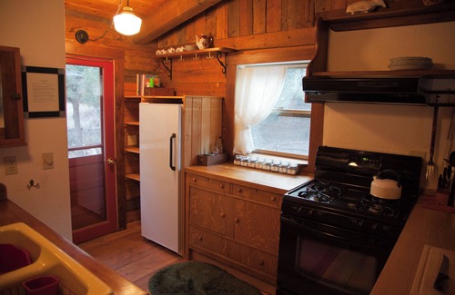 Mancos Cottage | Charming Garden Cottage on Private Lake w/Hot Tub