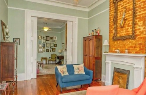 Faubourg Delassize Apartment | Charming Garden District Rental 1 block from the Streetcar