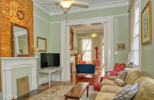 Faubourg Delassize Apartment | Charming Garden District Rental 1 block from the Streetcar