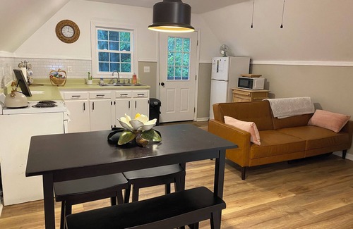 Warrenton Apartment | Charming Garden Loft within walking distance of historic downtown Warrenton
