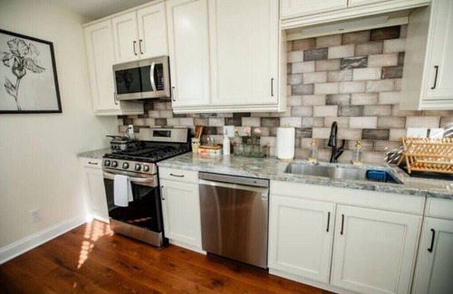 Downtown Columbus House | Charming German Village historic stay with hot tub