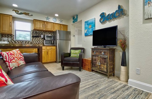 Redington Beach Condo | Charming getaway across the street from sparkling waters of Redington Beach