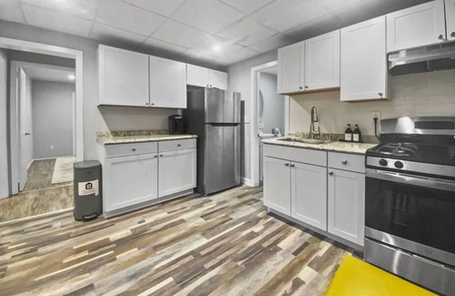 Stamford Apartment | Charming Getaway: Bespoke Comfort, Prime Location