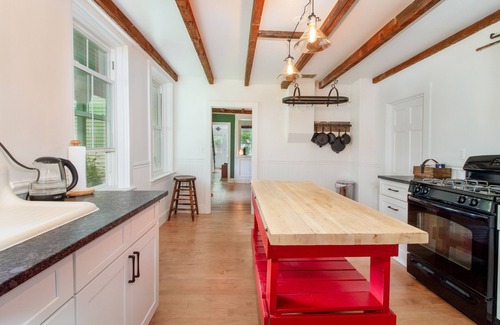 Wallingford House | Charming getaway cottage by the Green Mountains/Killington/Okemo in Vermont!