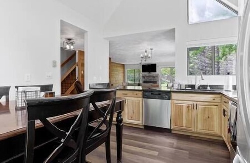 Jefferson Township House | Charming Getaway Hidden Valley 4BR+3Bath Hot Tub