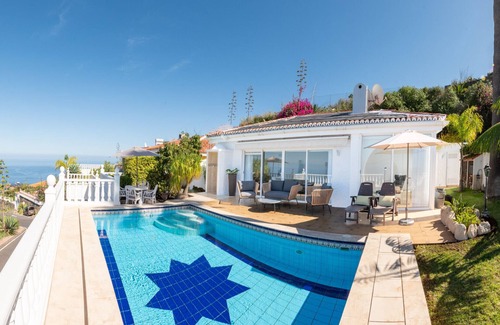 Puntillo del Sol Ski Chalet | Charming Getaway in El Sauzal: Enjoy Comfort, Nature, and a Private Pool